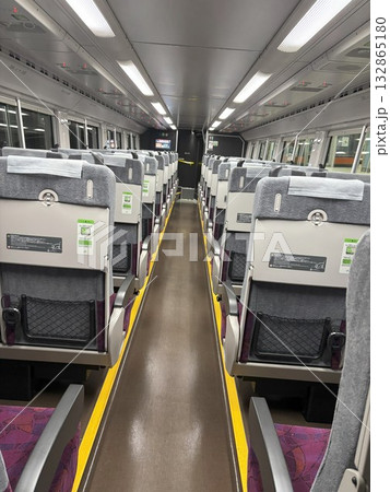 中央線のグリーン車の座席 132865180