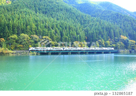 ダム湖畔を走るワイドビューひだ ダム湖畔を走るワイドビューひだ 132865187