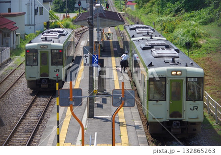 飯山線 戸狩野沢温泉駅と列車 飯山線 戸狩野沢温泉駅と列車 132865263