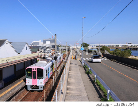 阪神武庫川線洲先駅に到着する5500系電車と武庫川 132865354