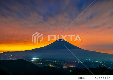 富士宮の高台から見た薄明の朝焼け空と富士山 富士宮の高台から見た薄明の朝焼け空と富士山 132865517