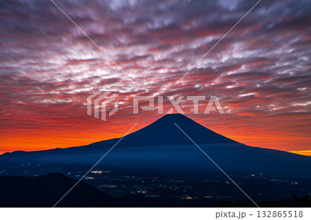 富士宮の高台から見た朝焼け空と富士山 富士宮の高台から見た朝焼け空と富士山 132865518
