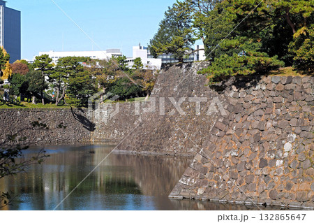 皇居 乾通り 乾濠越しの江戸城本丸の石垣【東京都千代田区】 皇居 乾通り 乾濠越しの江戸城本丸の石垣【東京都千代田区】 132865647