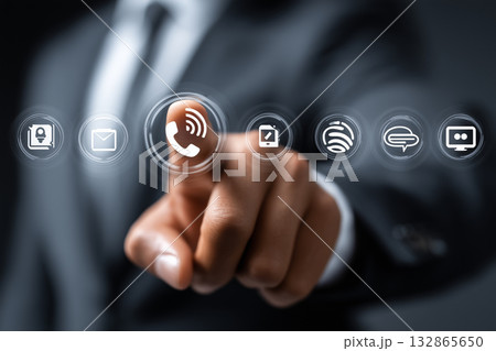 男性ビジネスマンがバーチャルインターフェースに触れるテクノロジー素材 132865650