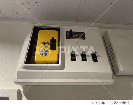 古い分電盤 132865661