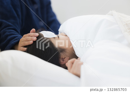 熱を出した小学生の女の子とお母さん 熱を出した小学生の女の子とお母さん 132865703