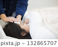 熱を出した小学生の女の子とお母さん　 132865707
