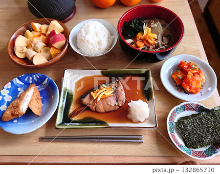 町の日本食レストランで食べる煮魚定食のセット(寒ブリの照り焼き,エビチリ,白身魚フライの小皿ほか) 町の日本食レストランで食べる煮魚定食のセット(寒ブリの照り焼き,エビチリ,白身魚フライの小皿ほか) 132865710