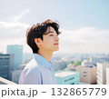 屋上で空を見上げる男性の横顔 132865779
