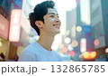 都会の光の中で笑う若者 132865785