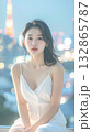 白いキャミソールドレスの女性 132865787