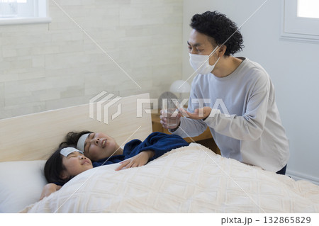 熱を出した小学生の女の子と両親　 132865829