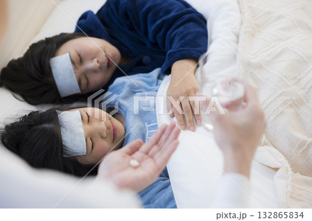熱を出した小学生の女の子と両親 熱を出した小学生の女の子と両親 132865834