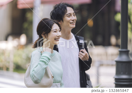 笑顔の30代の男女 笑顔の30代の男女 132865847