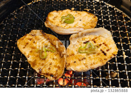 おいしい焼き肉屋の豚ロース焼肉 132865888