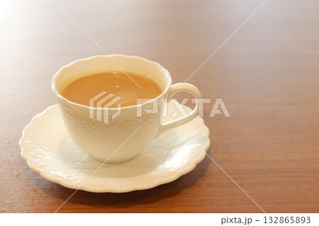 テーブルの上に置いた紅茶 132865893