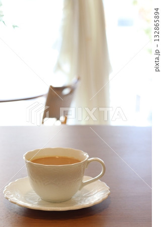 テーブルの上に置いた紅茶 テーブルの上に置いた紅茶 132865894