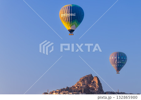 早朝のカッパドキアの熱気球 132865980