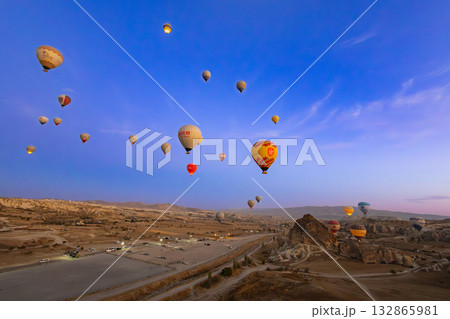 早朝のカッパドキアの熱気球群 早朝のカッパドキアの熱気球群 132865981