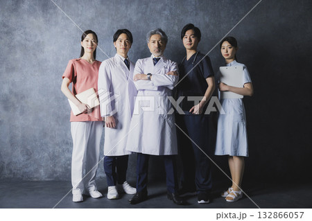 医療現場で働く人々 132866057