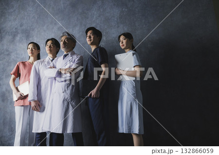 医療現場で働く人々 132866059