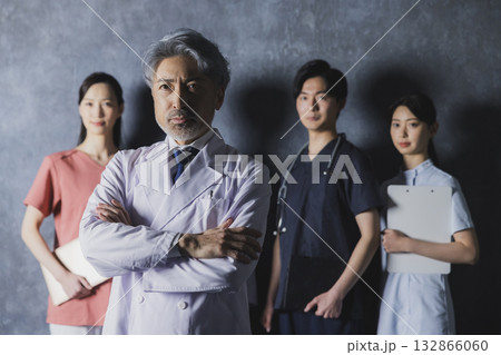 医療現場で働く人々 132866060