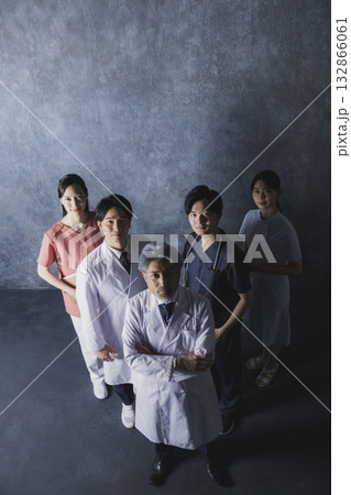 医療現場で働く人々 132866061