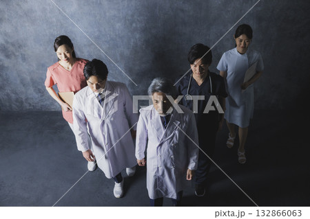 医療現場で働く人々 132866063
