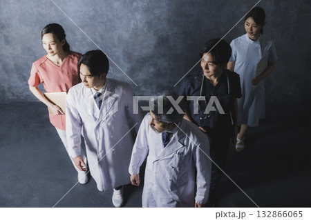 医療現場で働く人々 132866065