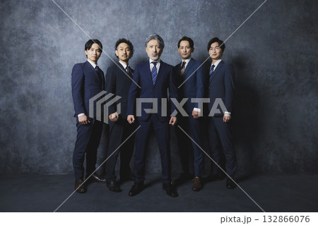 並んで立つスーツ姿の男たち 132866076