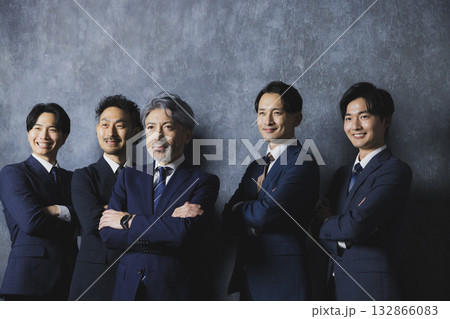 並んで立つスーツ姿の男たち 132866083