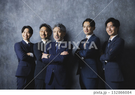 並んで立つスーツ姿の男たち 132866084