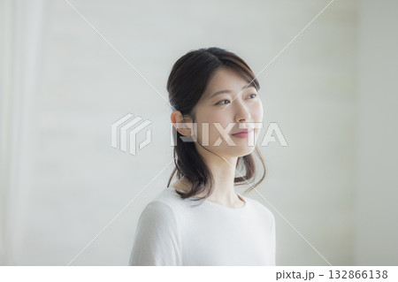 リビングの女性 132866138