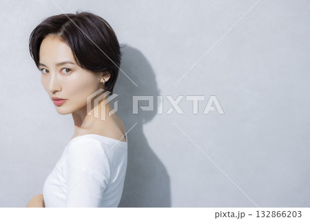 ショートヘアの女性女性 ショートヘアの女性女性 132866203