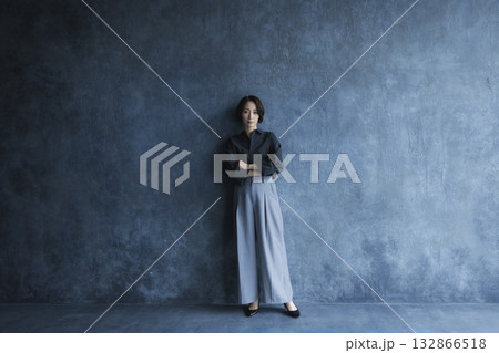 立っている女性 132866518