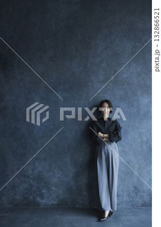 立っている女性 132866521