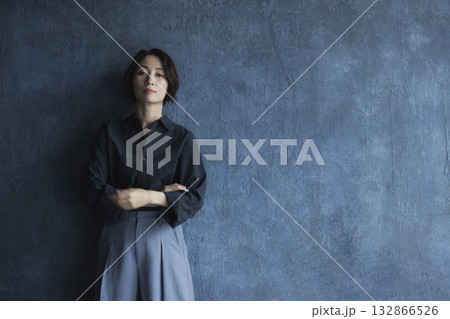 立っている女性 132866526