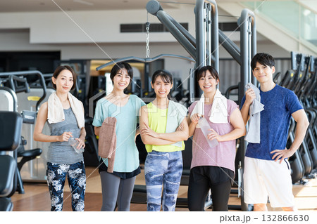 ジムでトレーニングする人々　撮影協力：スポーツクラブ&サウナスパ ルネサンス 幕張24 132866630