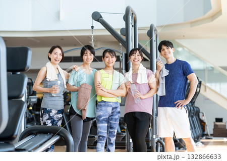 ジムでトレーニングする人々　撮影協力：スポーツクラブ&サウナスパ ルネサンス 幕張24 132866633