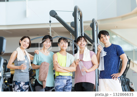 ジムでトレーニングする人々　撮影協力：スポーツクラブ&サウナスパ ルネサンス 幕張24 132866635