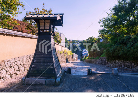 Wood tower lantern in Kitsuki town at Suya no Saka slope, Oita 132867169