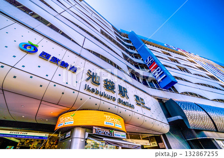 日本の東京都市景観11月7日。 池袋駅東口などを望む 132867255