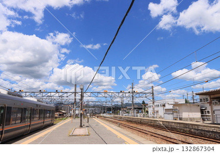 福知山線　篠山口駅の構内と青空 132867304