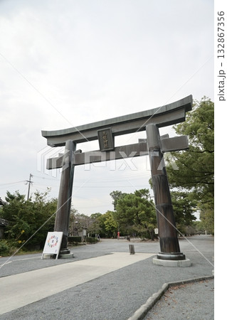 空に向かって立つ大きな鳥居 132867356