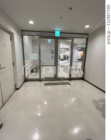 入口 ドア 自動ドア ショッピングモール ショッピングセンター 入口 ドア 自動ドア ショッピングモール ショッピングセンター 132867380