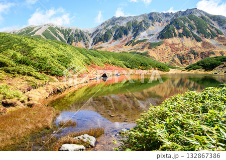美しい水鏡を魅せるみどりが池と立山連峰秋の絶景　立山黒部アルペンルート　室堂平　富山県 132867386