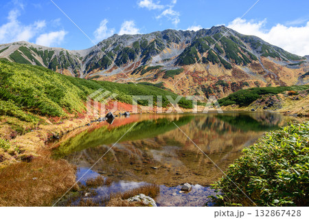 美しい水鏡を魅せるみどりが池と立山連峰秋の絶景　立山黒部アルペンルート　室堂平　富山県 132867428