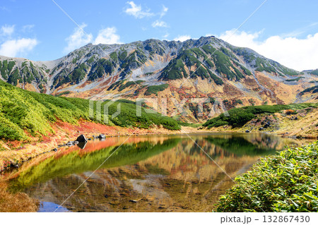 美しい水鏡を魅せるみどりが池と立山連峰秋の絶景 立山黒部アルペンルート 室堂平 富山県 美しい水鏡を魅せるみどりが池と立山連峰秋の絶景 立山黒部アルペンルート 室堂平 富山県 132867430
