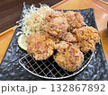熱々な鶏の唐揚げ 132867892