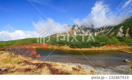 みどりが池と立山連峰秋の絶景　立山黒部アルペンルート　室堂平　富山県 132867919